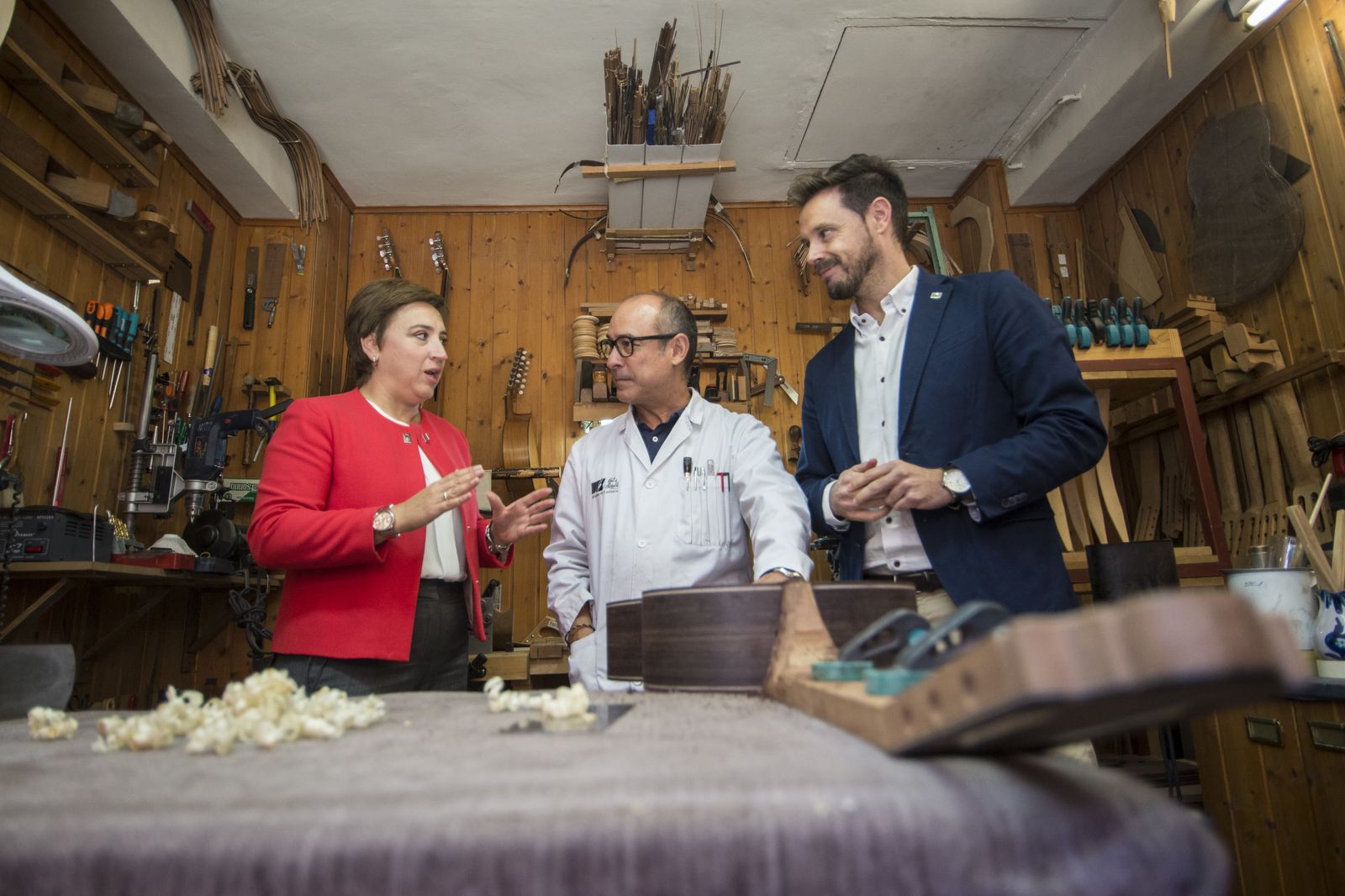 Sandra García y Guillermo Quero, en su visita al taller del luthier granadino.
