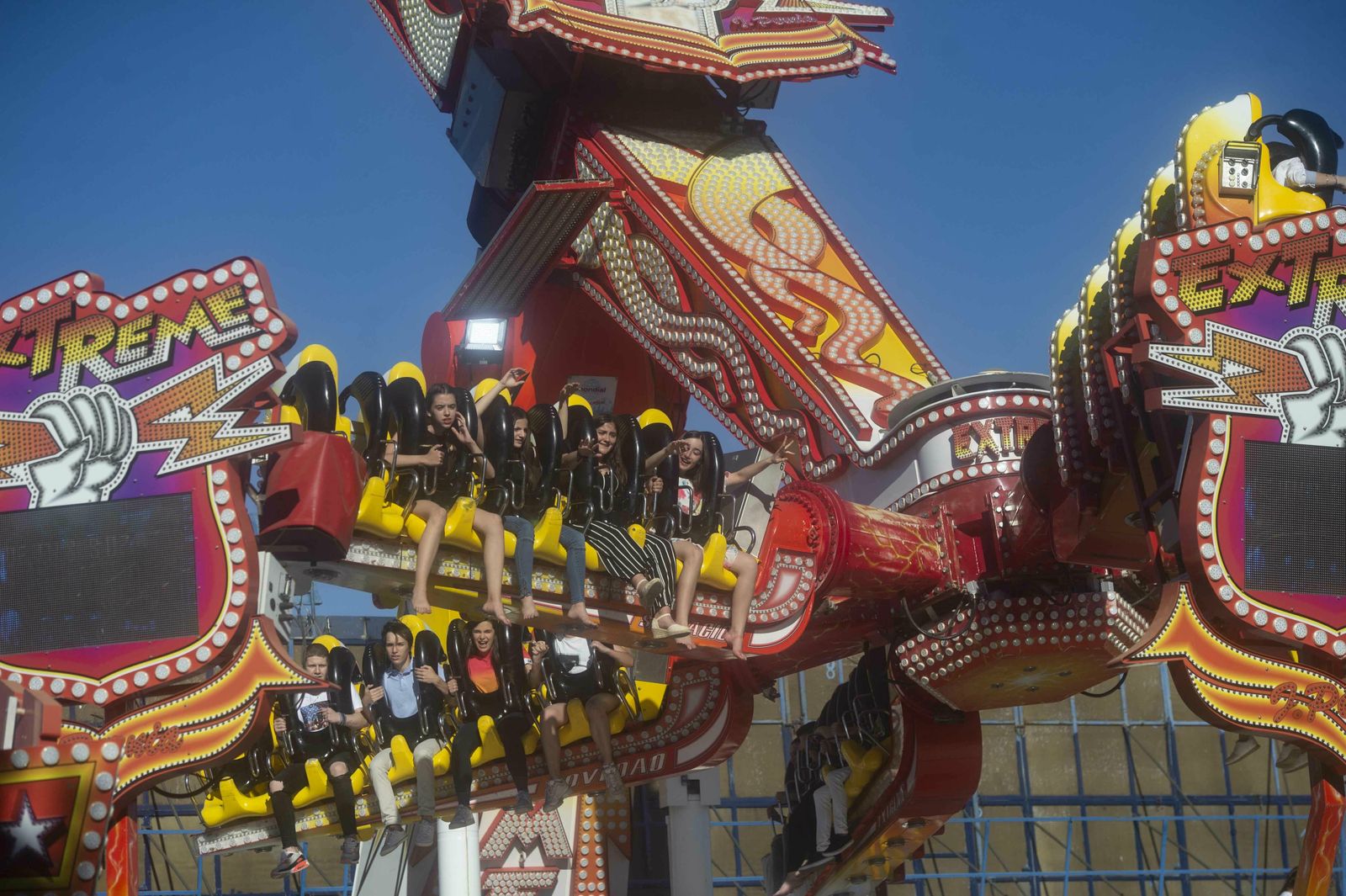 El botellón y la calle del Infierno de la Feria, en imágenes
