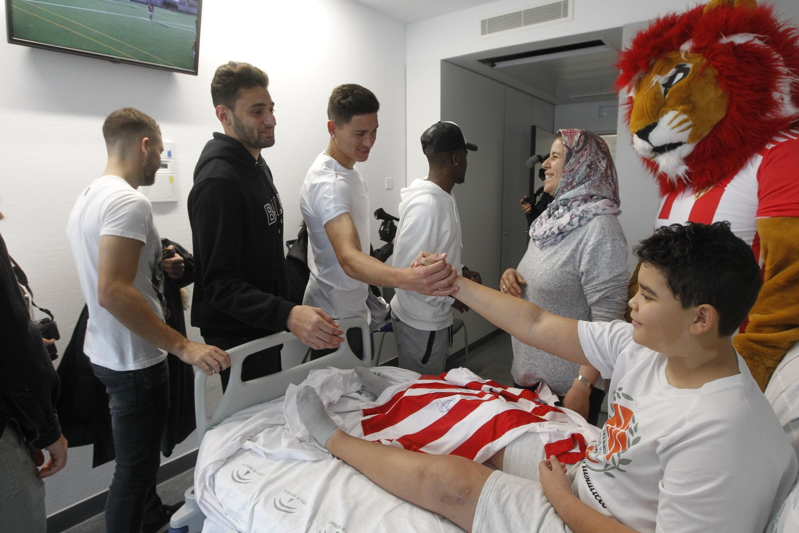 Fotogalería visita jugadores U.D. Almería Hospital Torrecárdenas