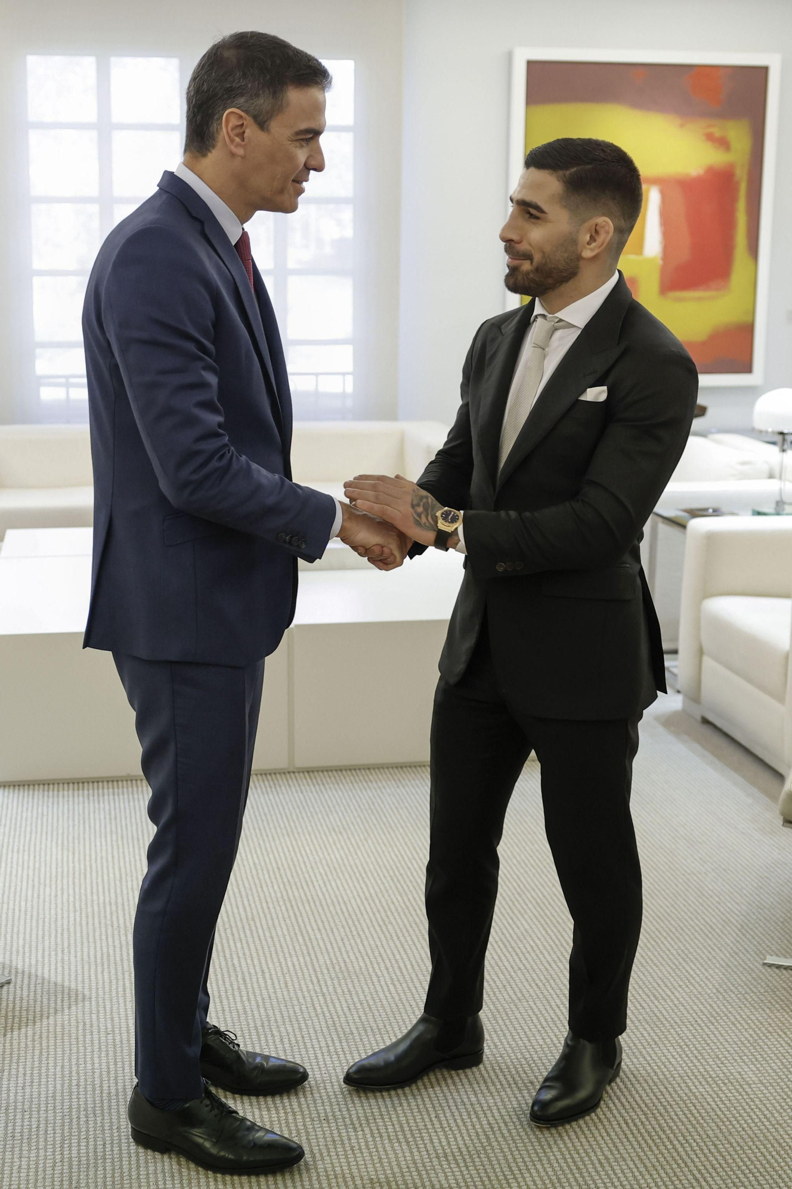 Las imágenes del recibimiento de Pedro Sánchez a Ilia Topuria en La Moncloa