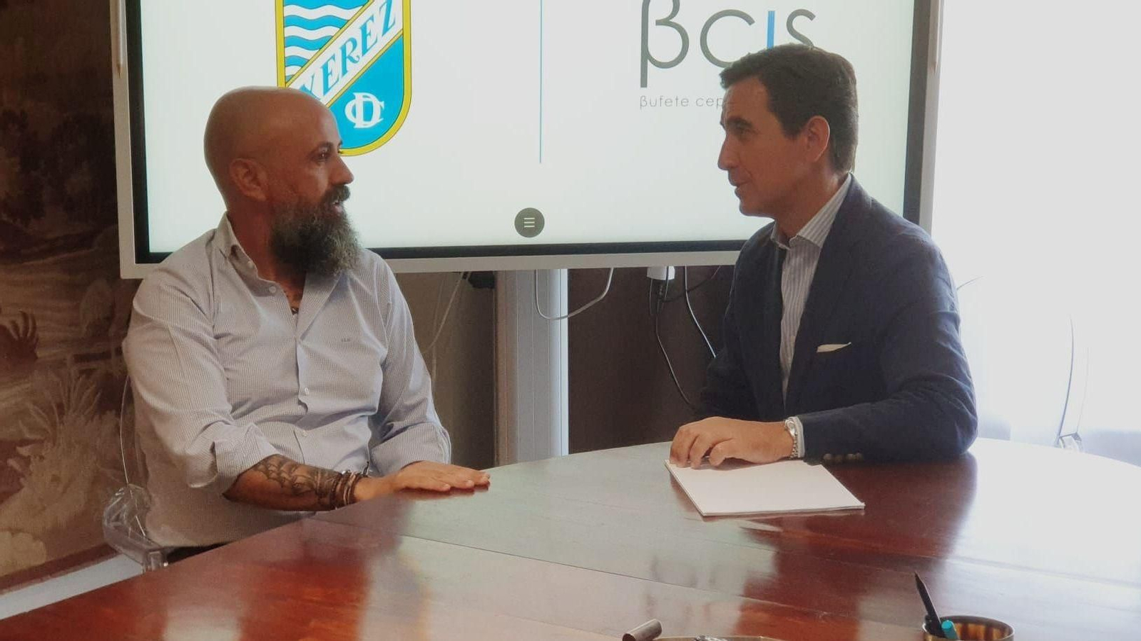 José Cepero y Juan Luis Gil conversan en el despacho del letrado en uno de sus encuentros.