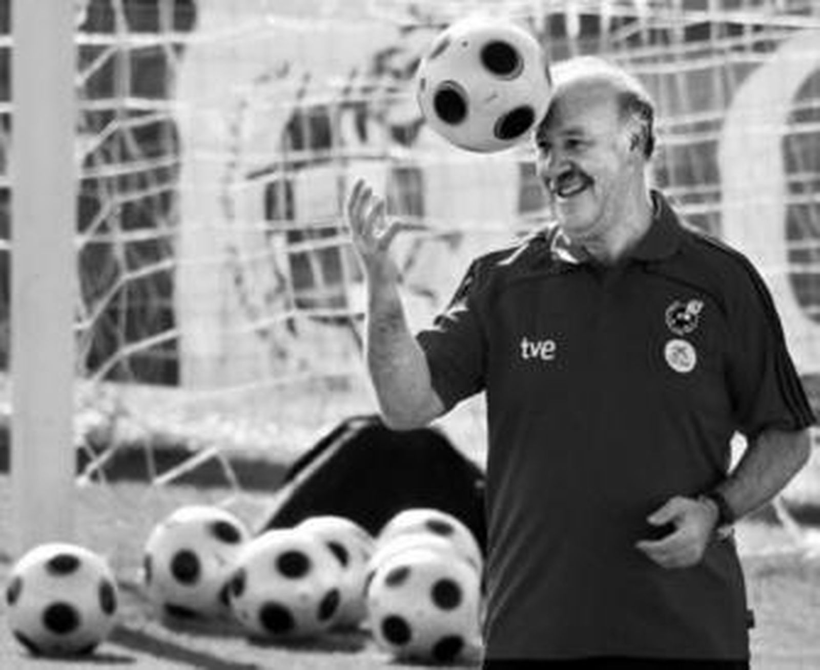 Vicente del Bosque juega con un balón durante el último entrenamiento en Las Rozas.