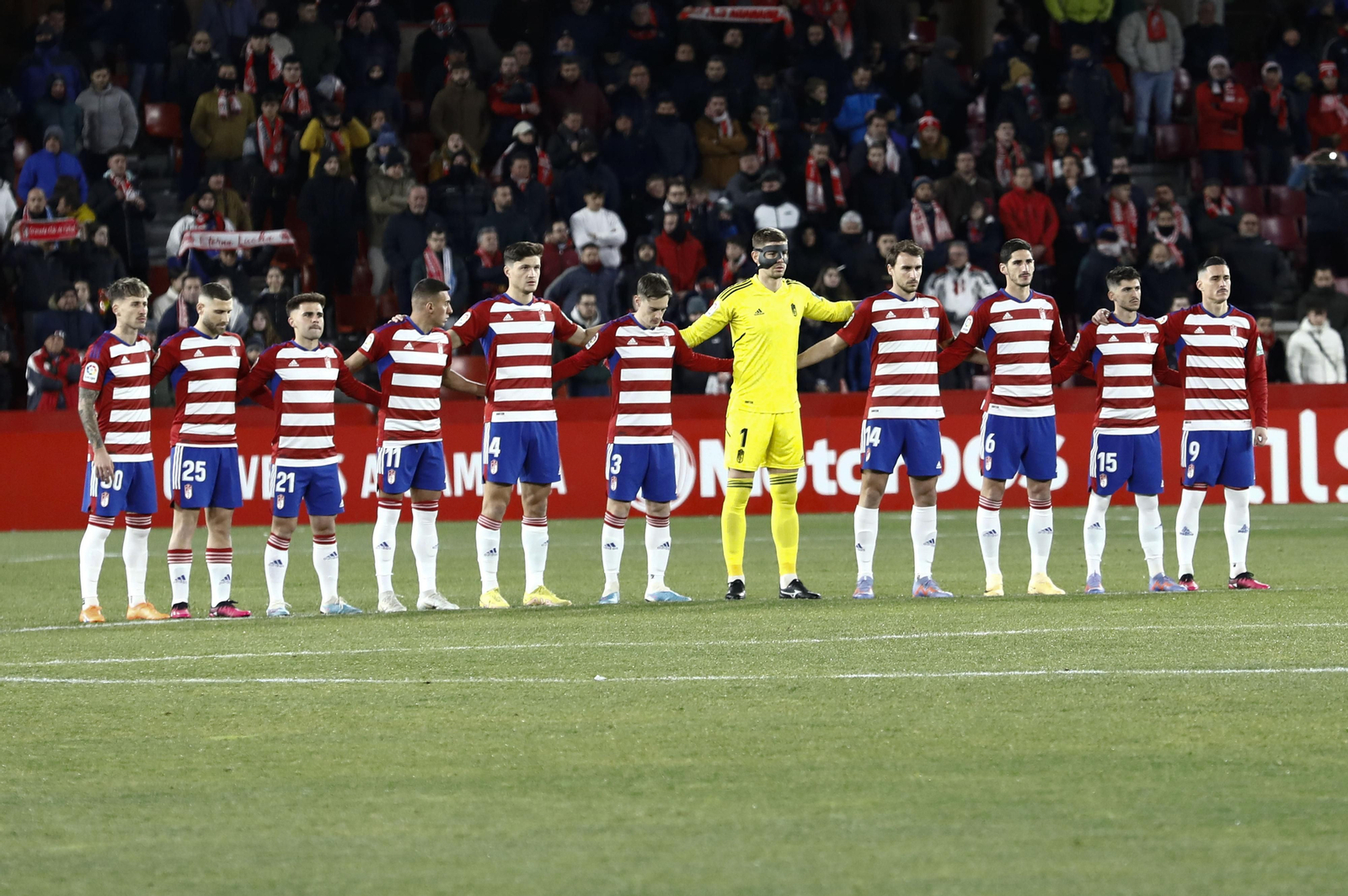 Raúl Fernández, de amarillo, en el once inicial ante el Tenerife