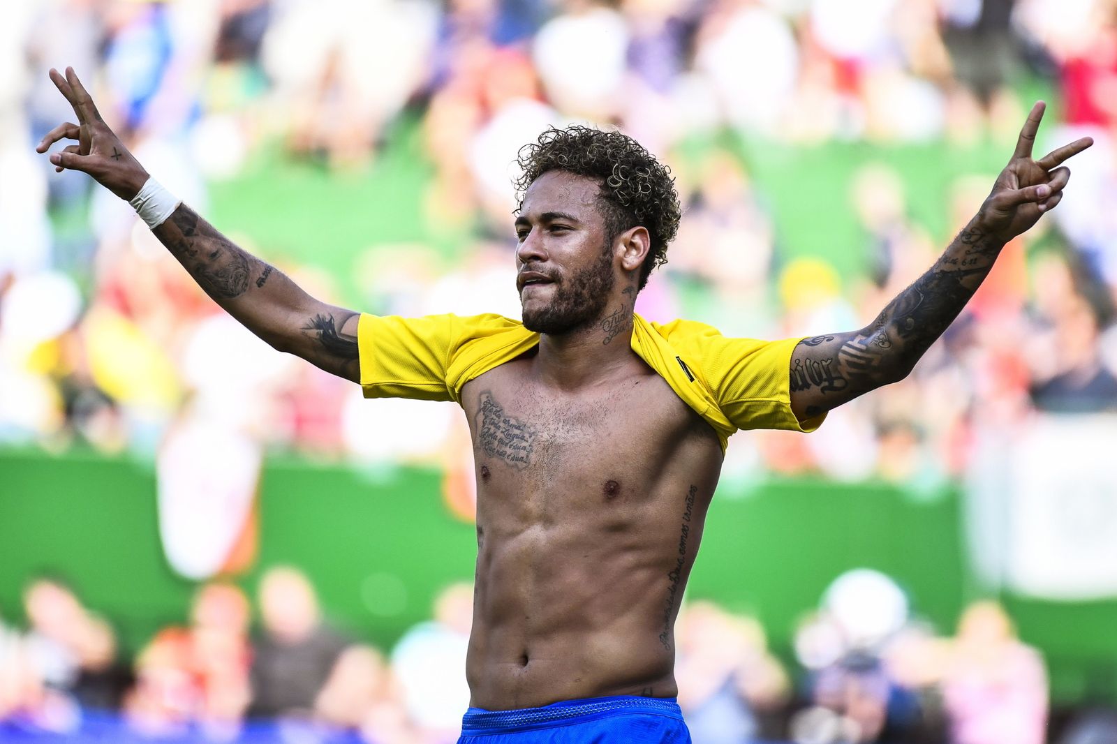 Neymar celebra su tanto ante Austria.