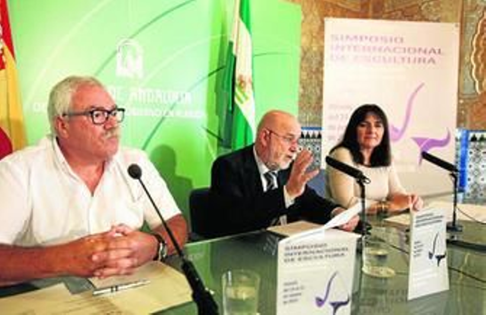 El rector de la UAL, Pedro Molina entre la delegada de Educación, Isabel Arévalo y Miguel Morilla de la Escuela del Mármol de Andalucía.