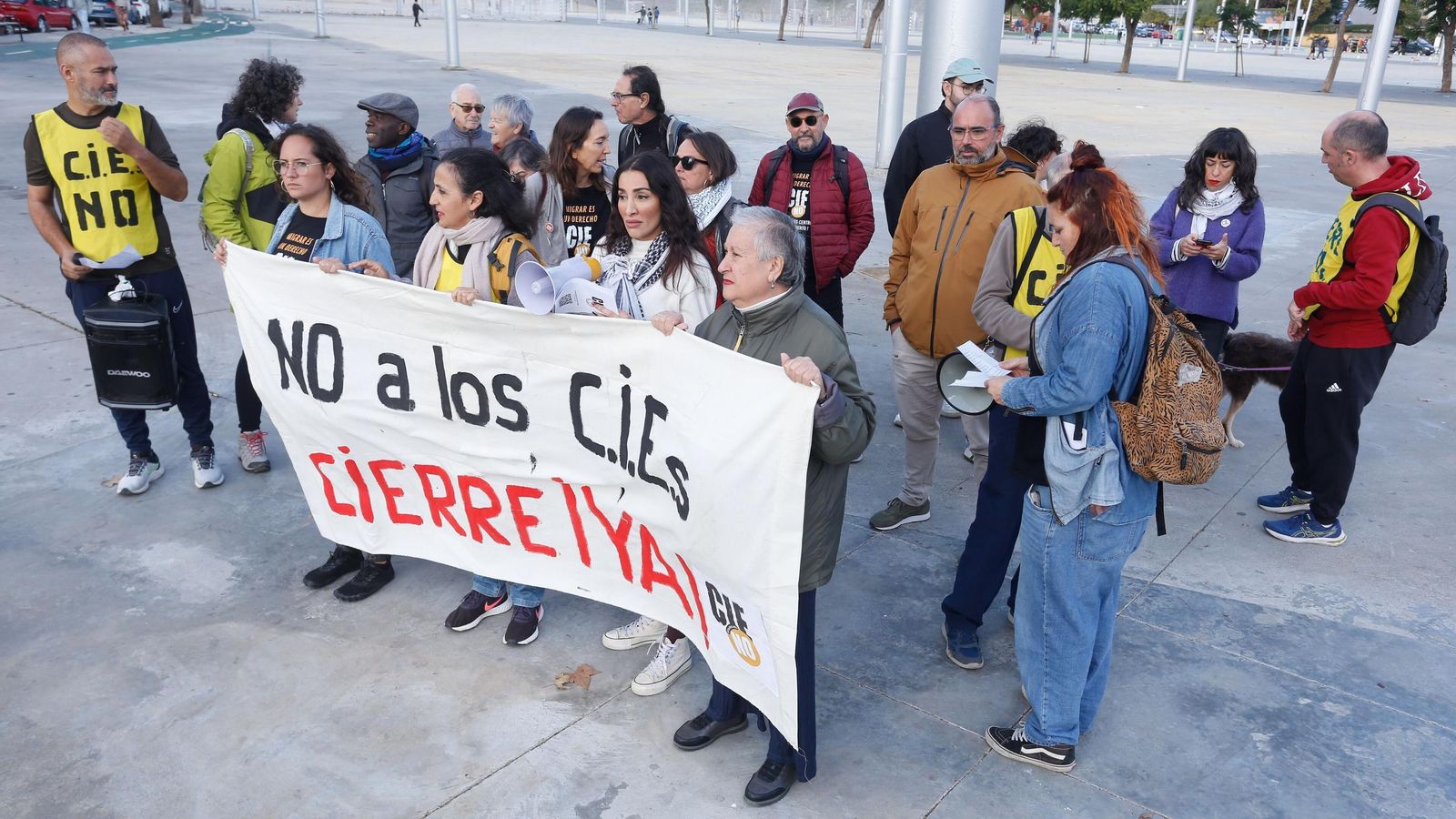 El pequeño grupo avanzó con determinación desde el parque feria hasta el antiguo CIE de la barriada de la Piñera.