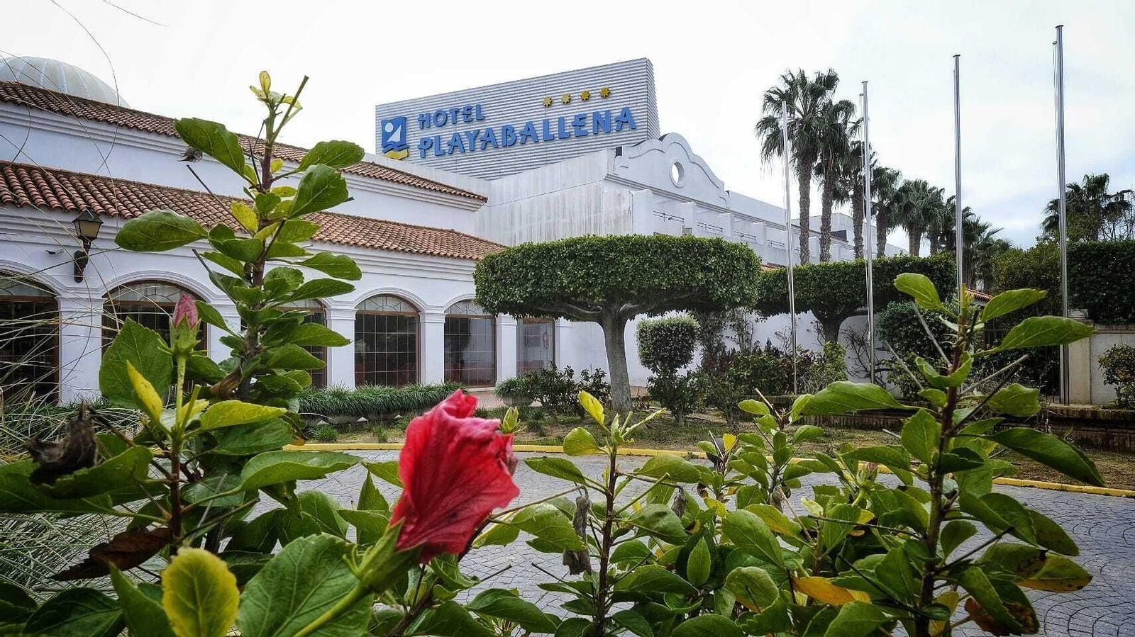 El hotel Playaballena de Rota, en una imagen de esta mañana.
