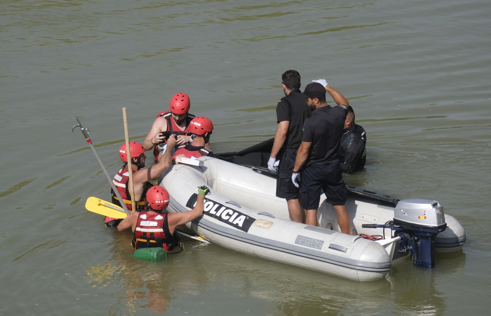 Así ha sido el rescate del cuerpo del joven ahogado en el Guadalquivir