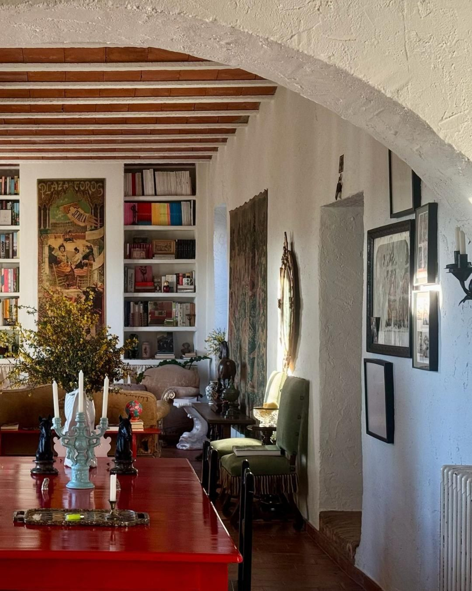 El antiguo tapiz de Flandes es el principal protagonista del salón.