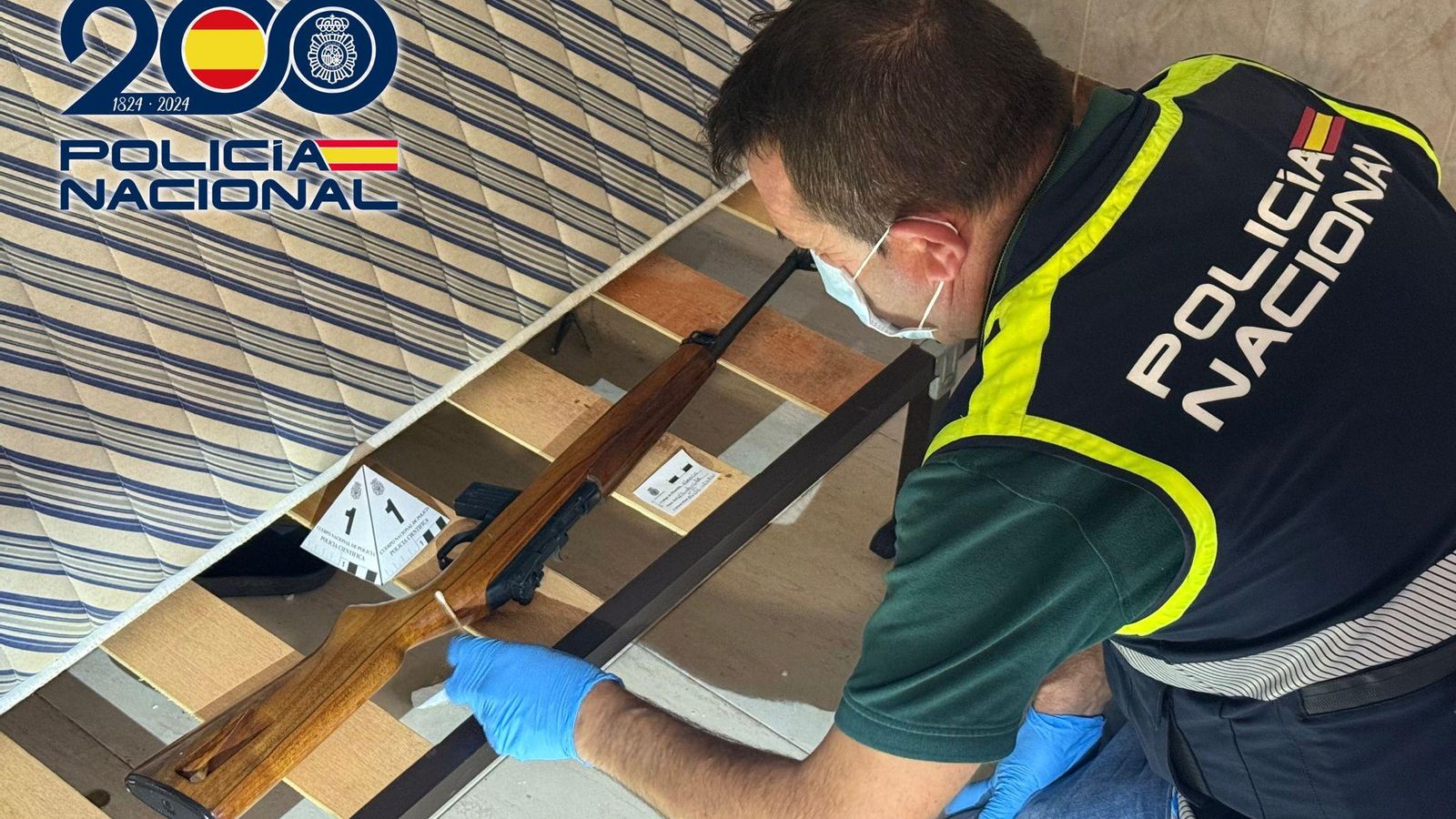 Un agente de la Policía Científica recoge muestras de un colchón.