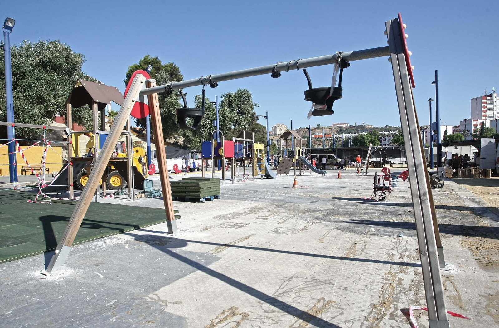 Recolocación del parque infantil tras una feria, en una imagen de archivo.