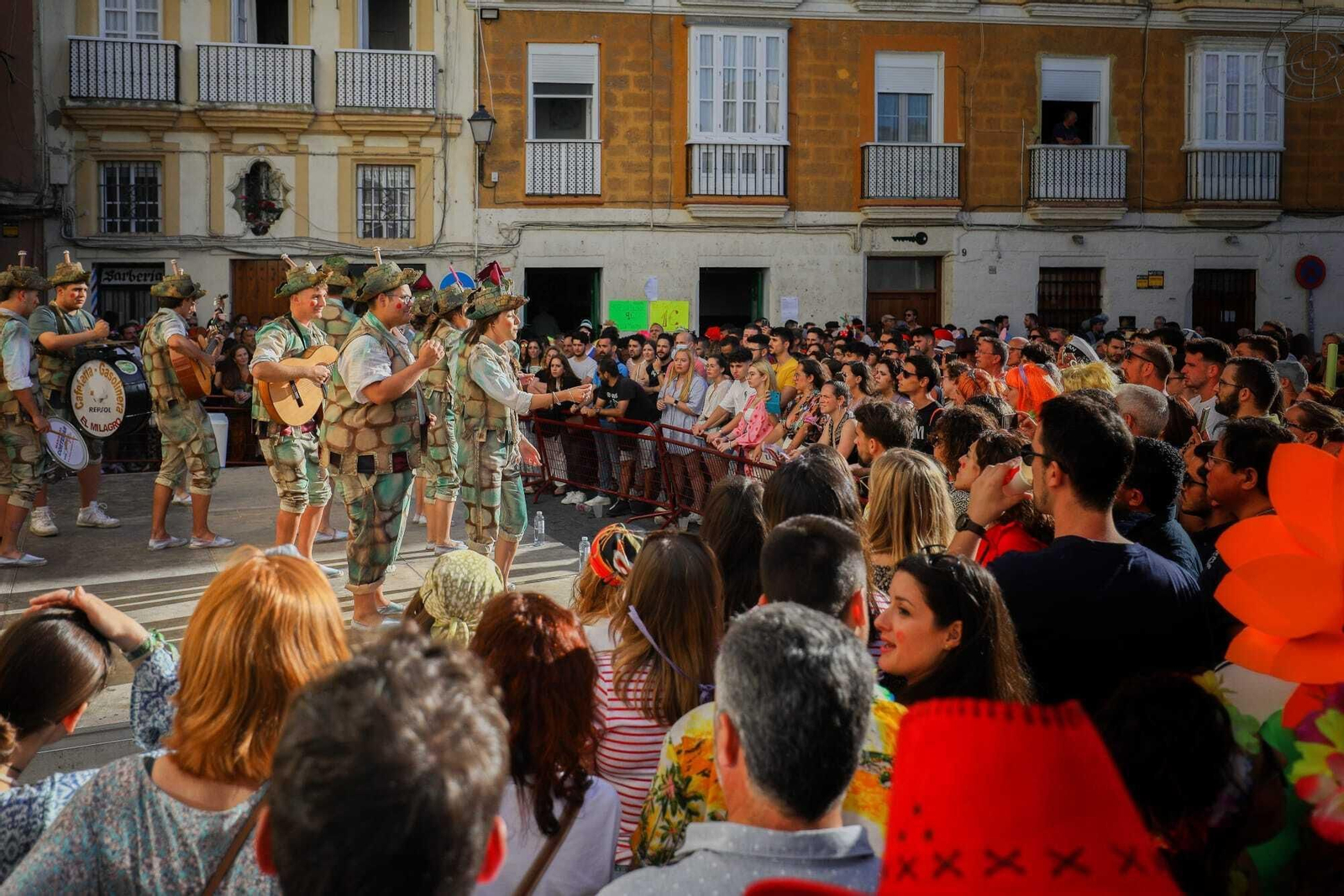Las mejores imágenes del sábado de Carnaval en Cádiz