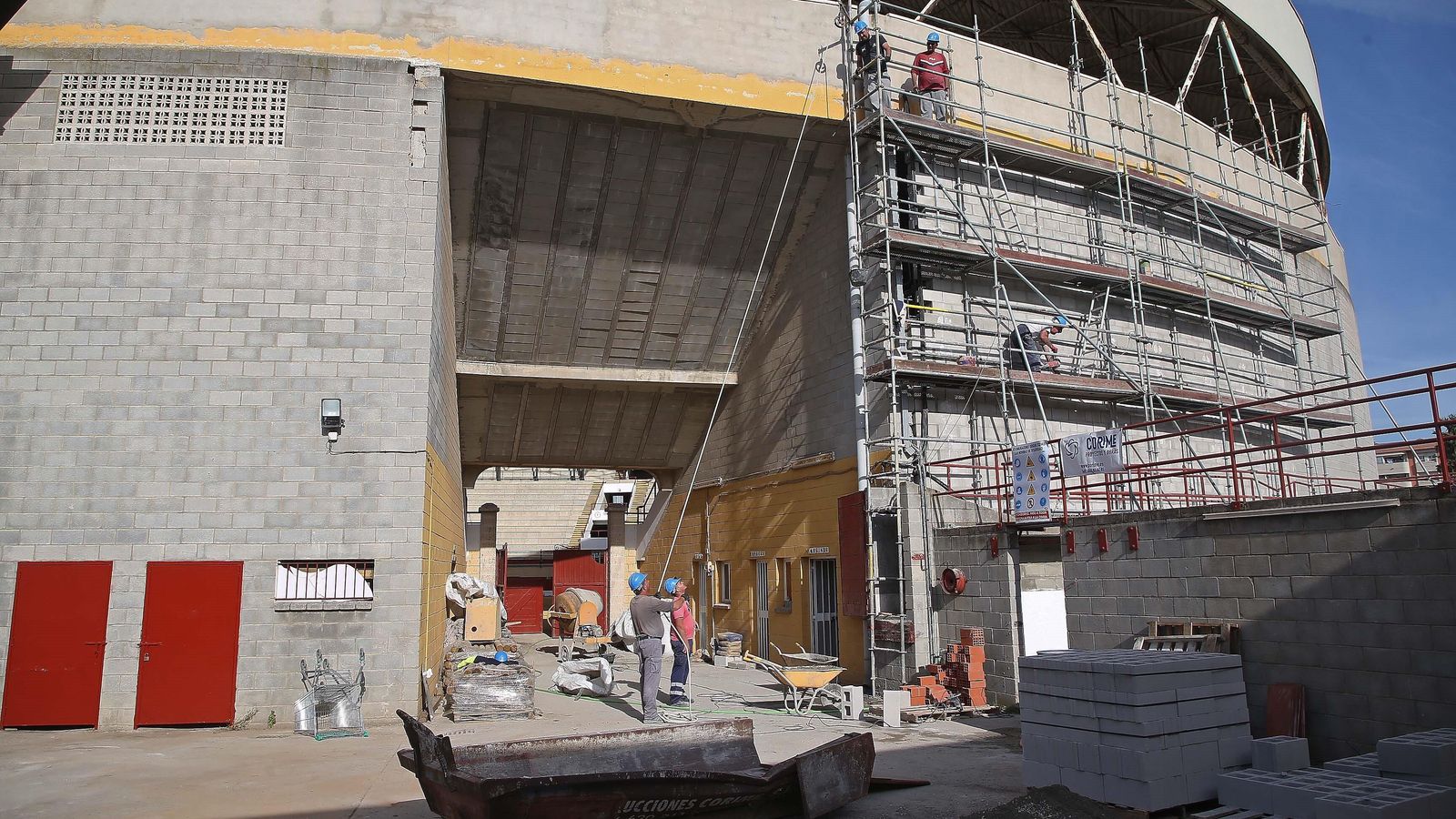 La entrada trasera a la plaza de toros de Los Barrios.