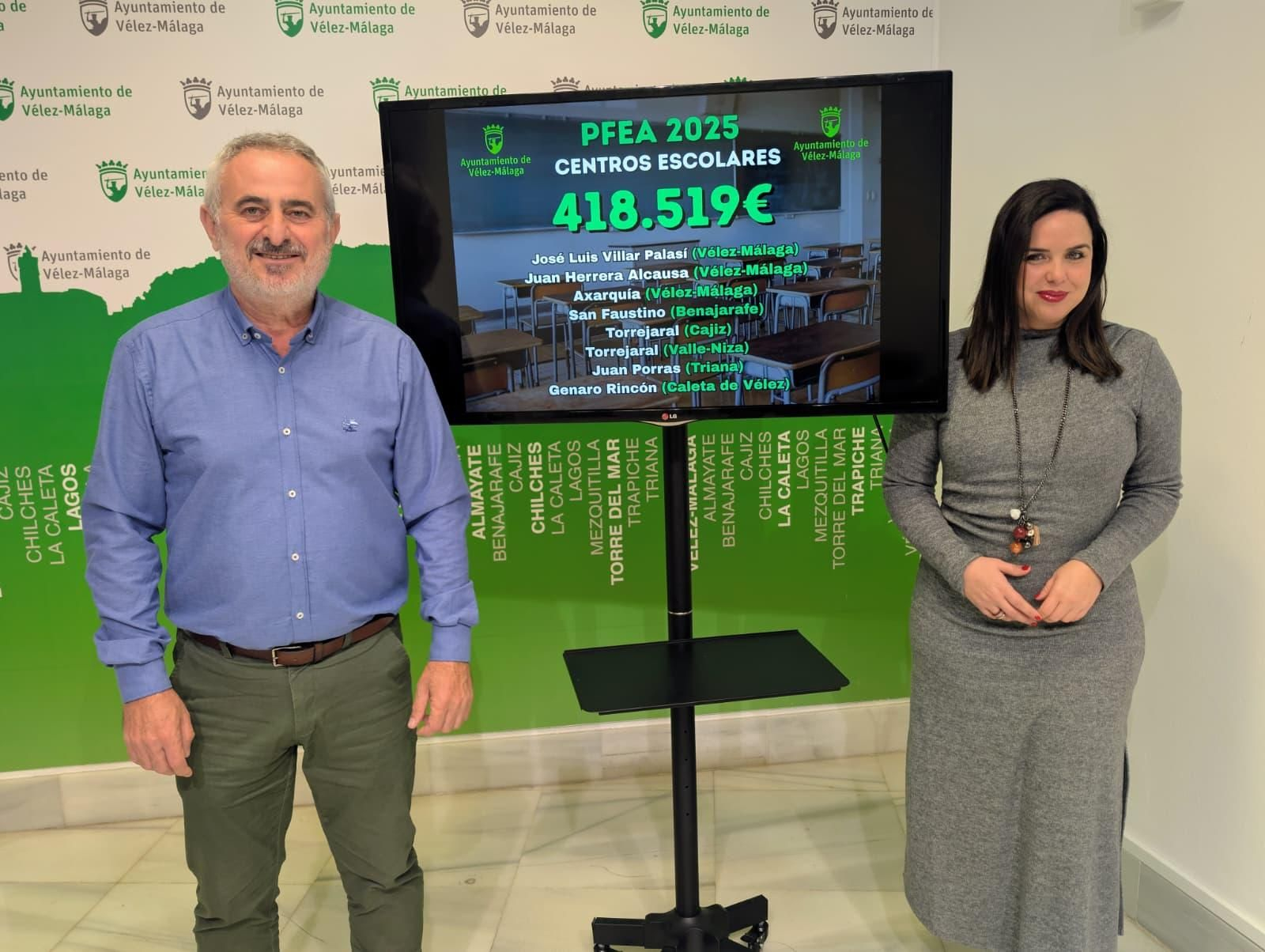 Jesús María Claros, concejal de Infraestructuras, junto con Lourdes Piña, concejala de Educación de Vélez-Málaga