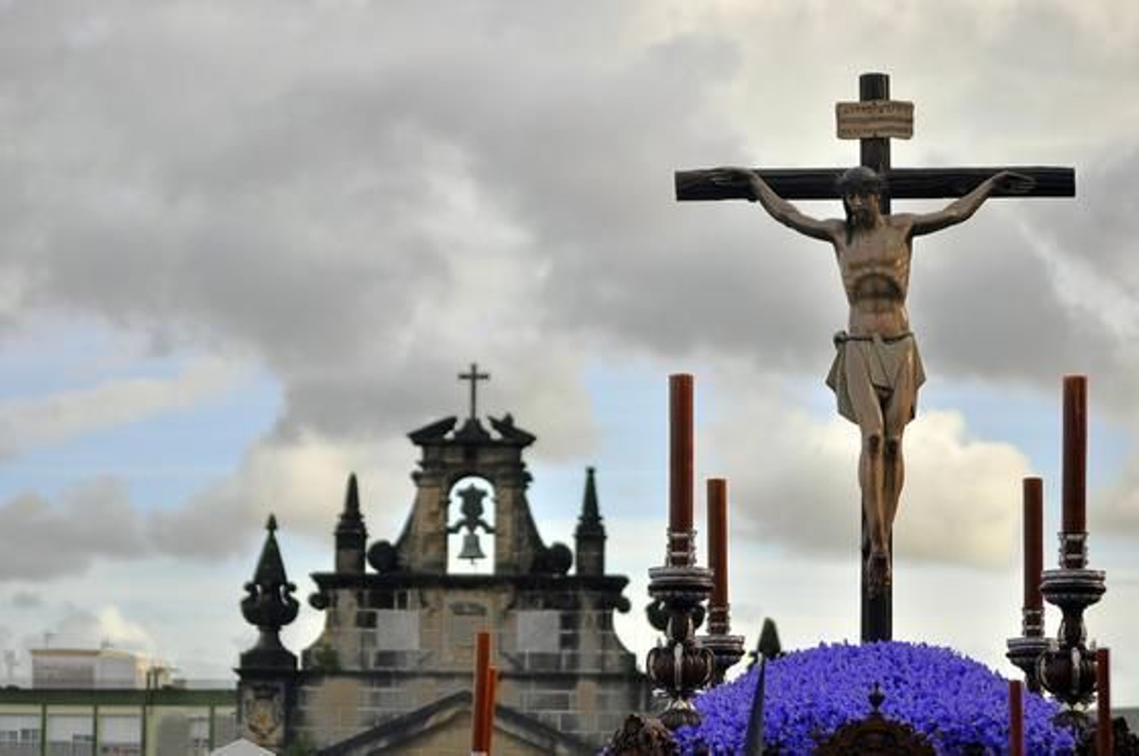 El Cristo del Perdón, tras salir de la Ermita de Guía, cuyo campanario se ve al fondo. El cielo, como se observa, mostraba un aspecto realmente preocupante.

Foto: Manu Garcia