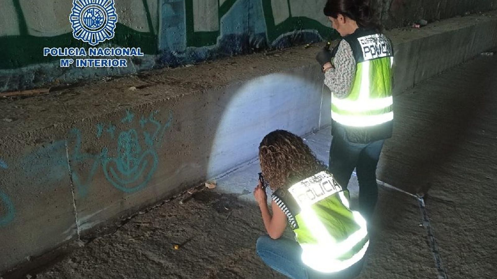 Dos agentes inspeccionan el interior del túnel de Málaga en el que tuvo lugar la agresión grupal a un menor. Dos agentes inspeccionan el interior del túnel de Málaga en el que tuvo lugar la agresión grupal a un menor.