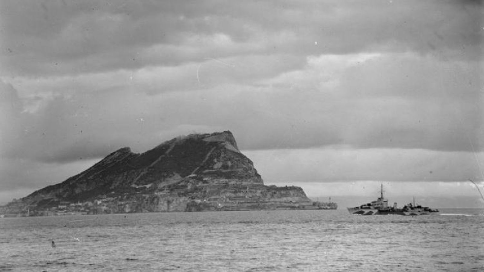 El 'HMS Argonaut' navegando próximo al Peñón de Gibraltar en noviembre de 1942