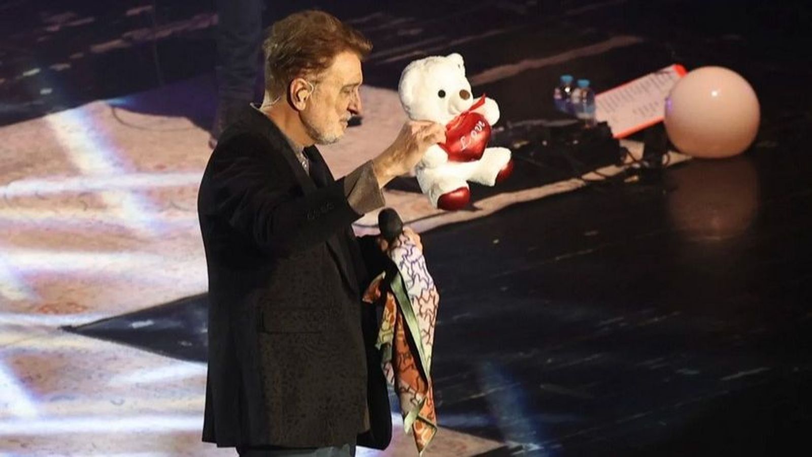 Manolo García con uno de los múltiples regalos que recibió del público