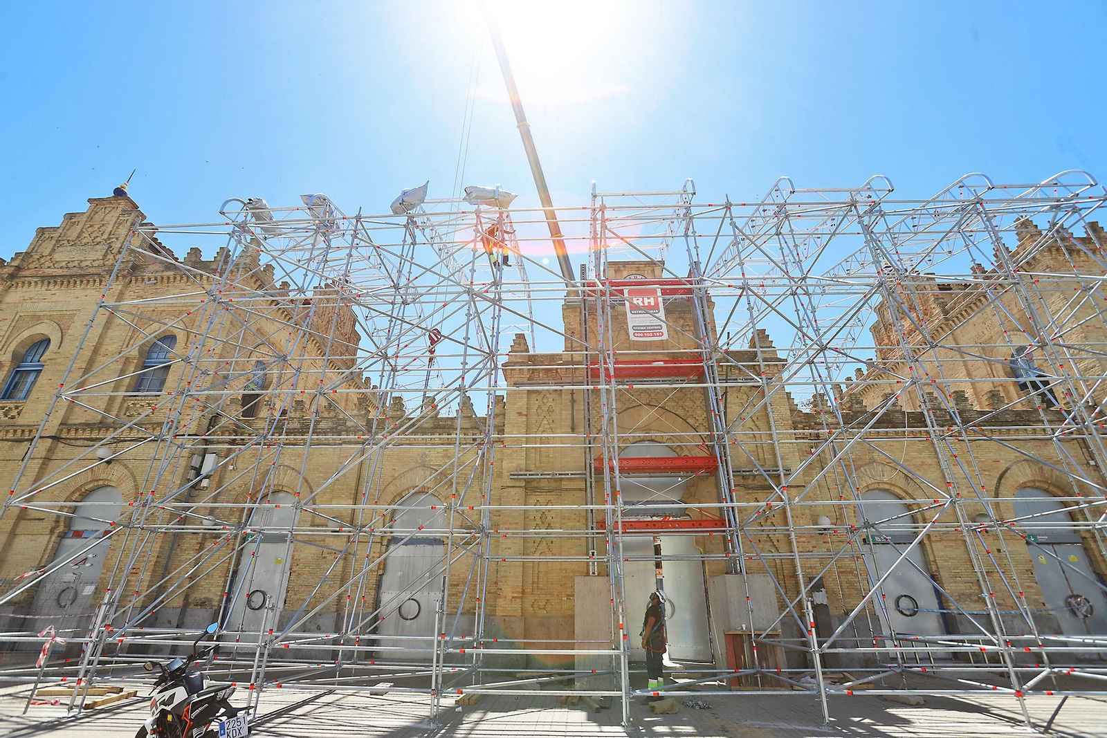 Imágenes del montaje del techo de la antigua estación de trenes de Huelva