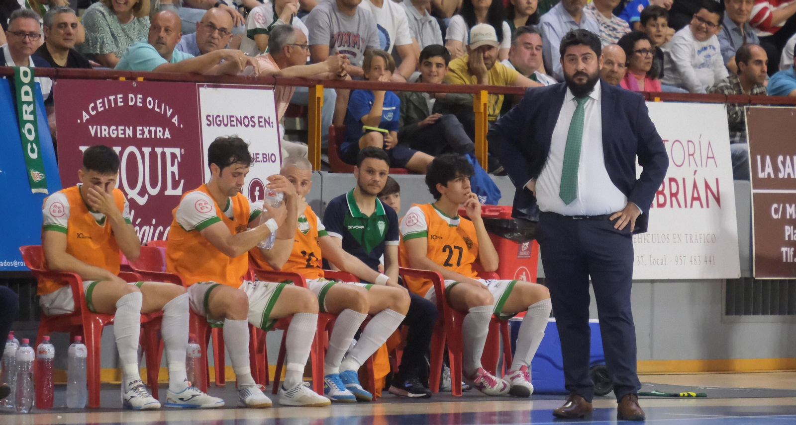 Josan González, técnico del Córdoba Patrimonio de la Humanidad, sigue el duelo ante el UMA Antequera.