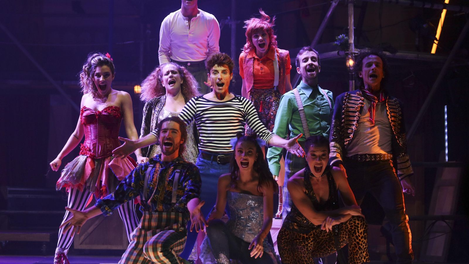 El elenco en un momento del musical.