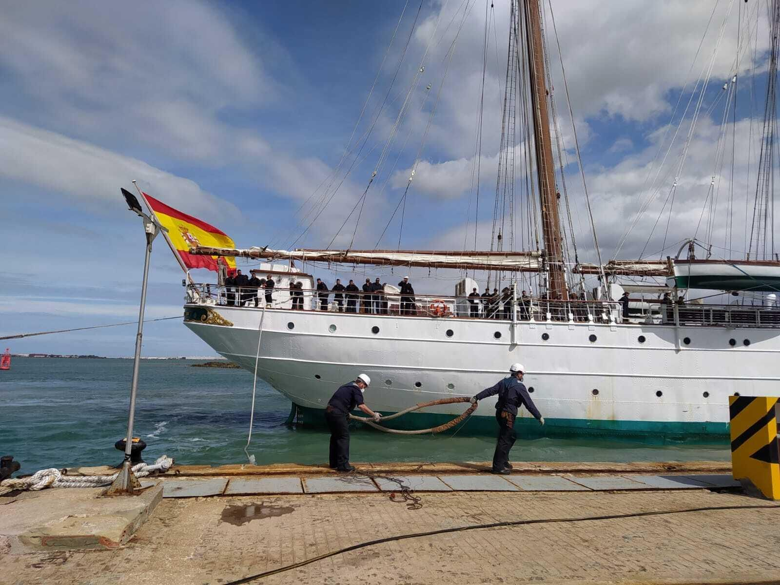El buque escuela 'Juan Sebastián de Elcano' en la Bahía deCádiz