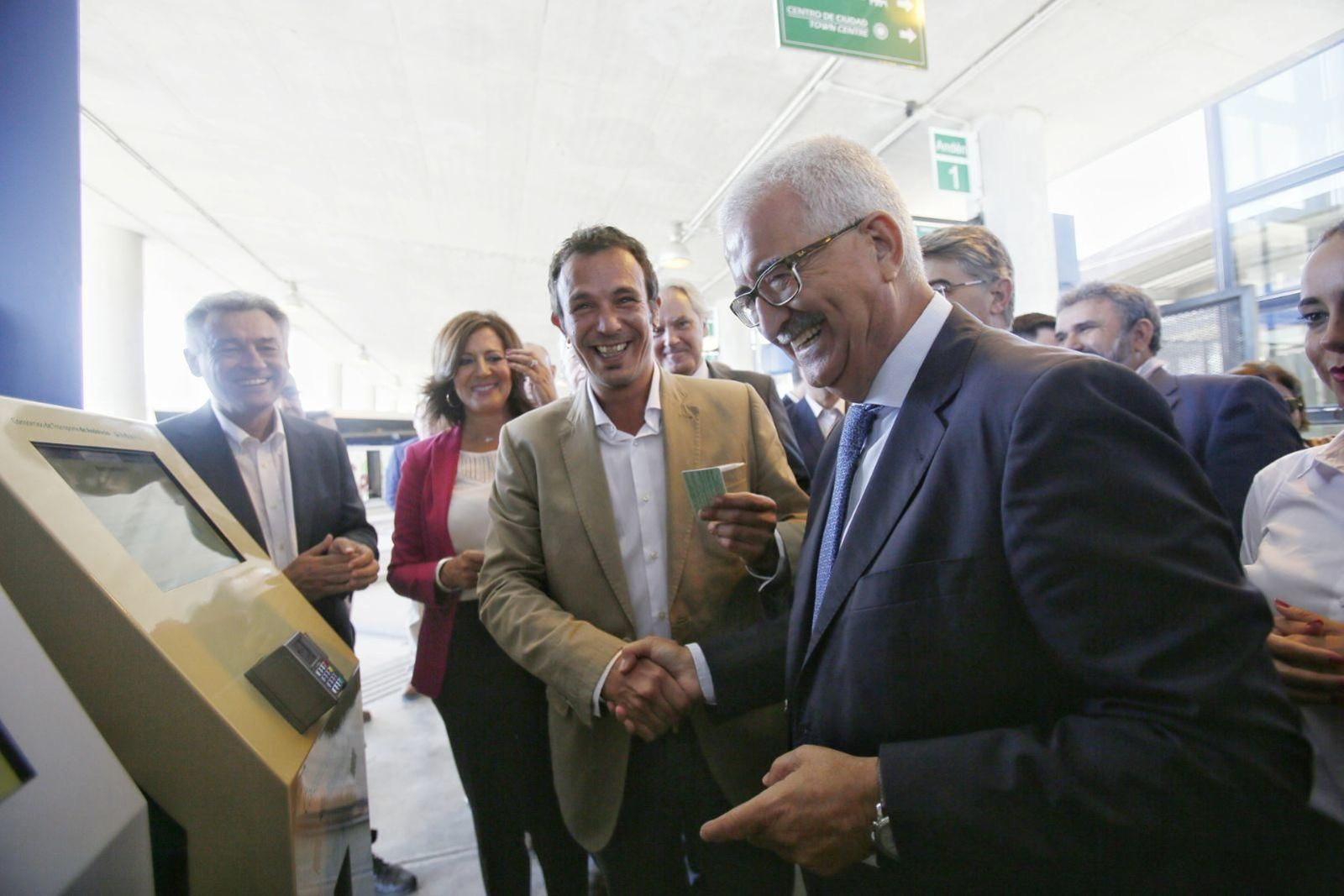 El alcalde José María González y el  vicepresidente de la Junta, Manuel Jiménez Barrios, durante la inauguración