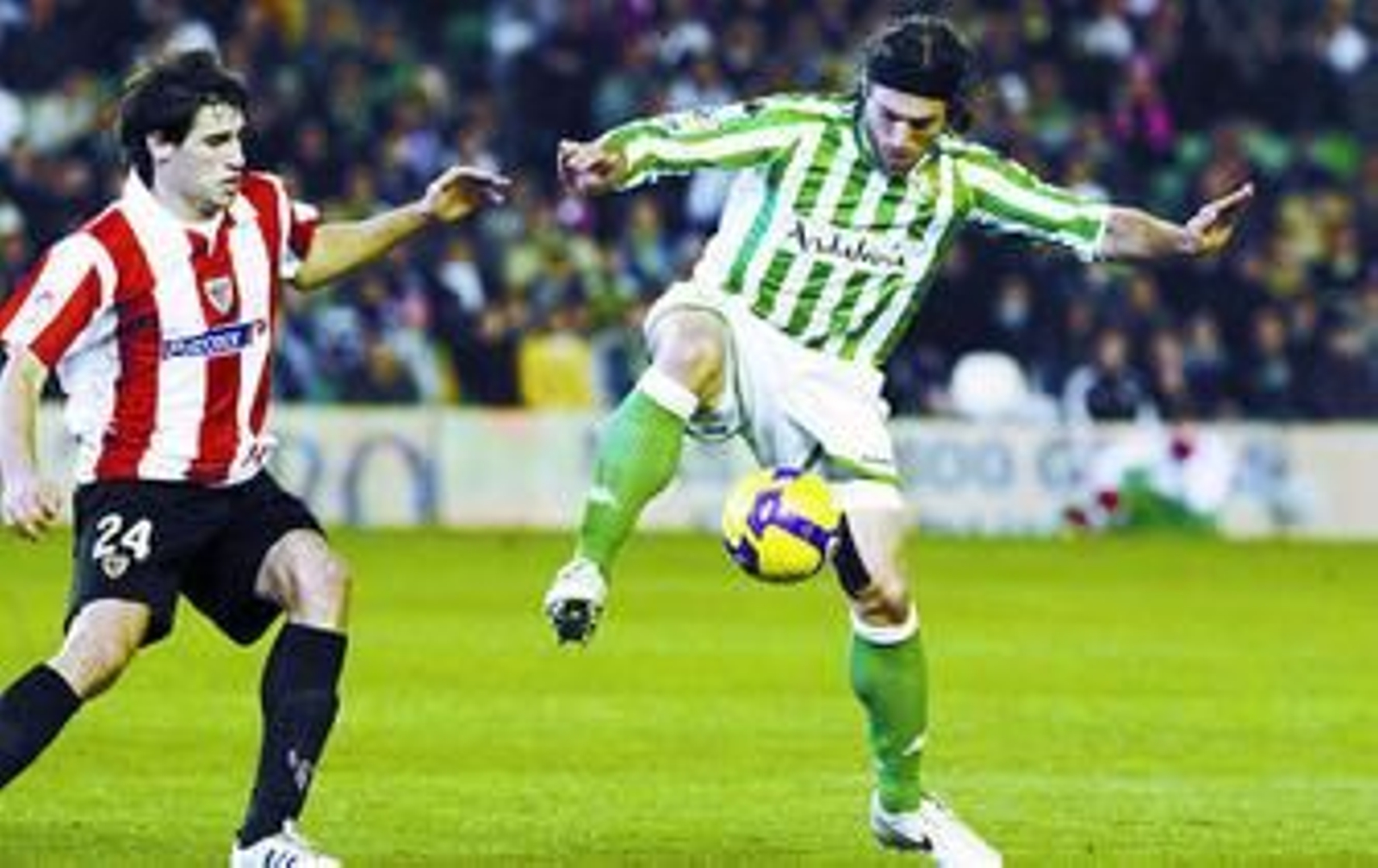 Pavone trata de controlar un balón en presencia de Javi Martínez, autor del único gol del partido.