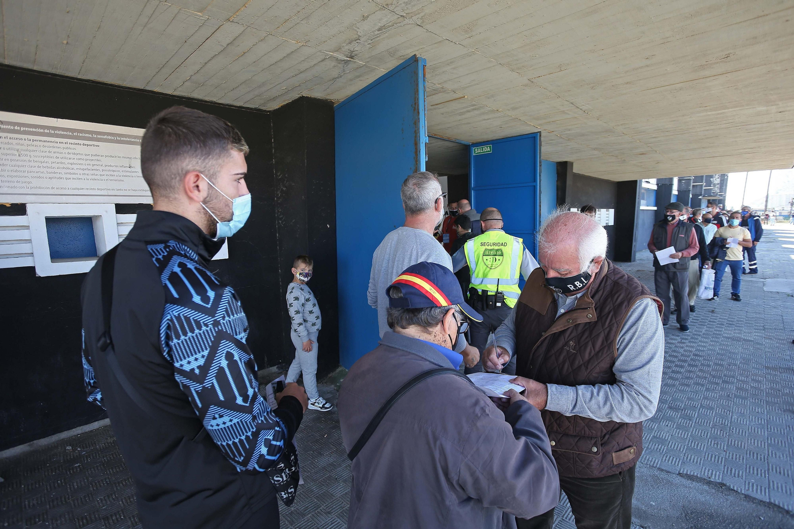 Aficionados rellenan  el cuestionario anti-Covid antes del Balona-Sanluqueño