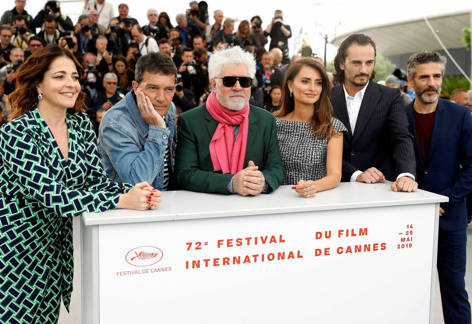Nora Navas, Antonio Banderas, Pedro Almodóvar, Penélope Cruz, Asier Etxeandia y Leonardo Sbaraglia este sábado en Cannes.