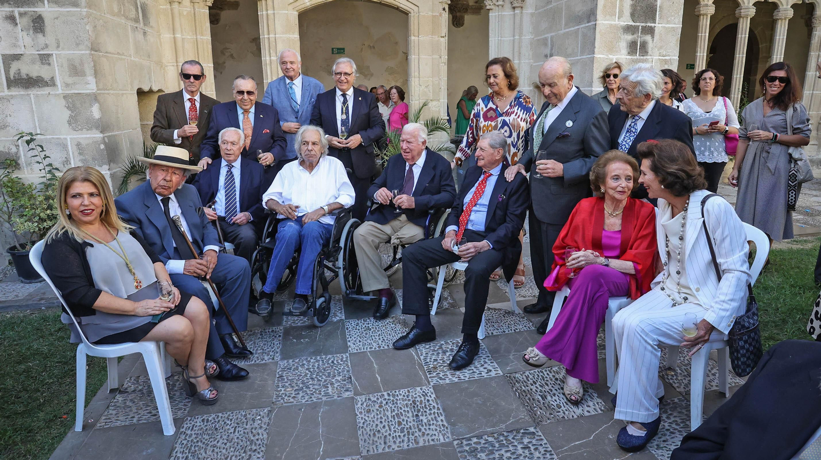 Rafael de Paula, Curro Romero, Padilla, entre otros asistentes al nombramiento de Ávaro Domeq