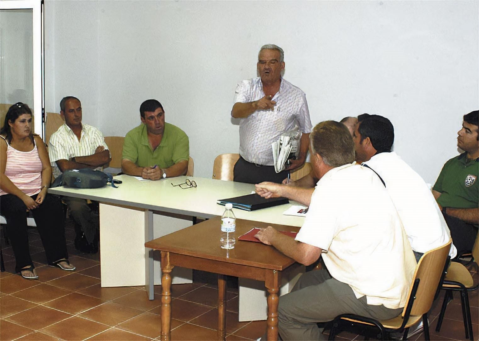 Manuel Morilla (IU) se dirige a los concejales del PSOE en el pleno del 29 de septiembre de 2006 en el que tuvo que renunciar a la Alcaldía de Torre Alháquime.