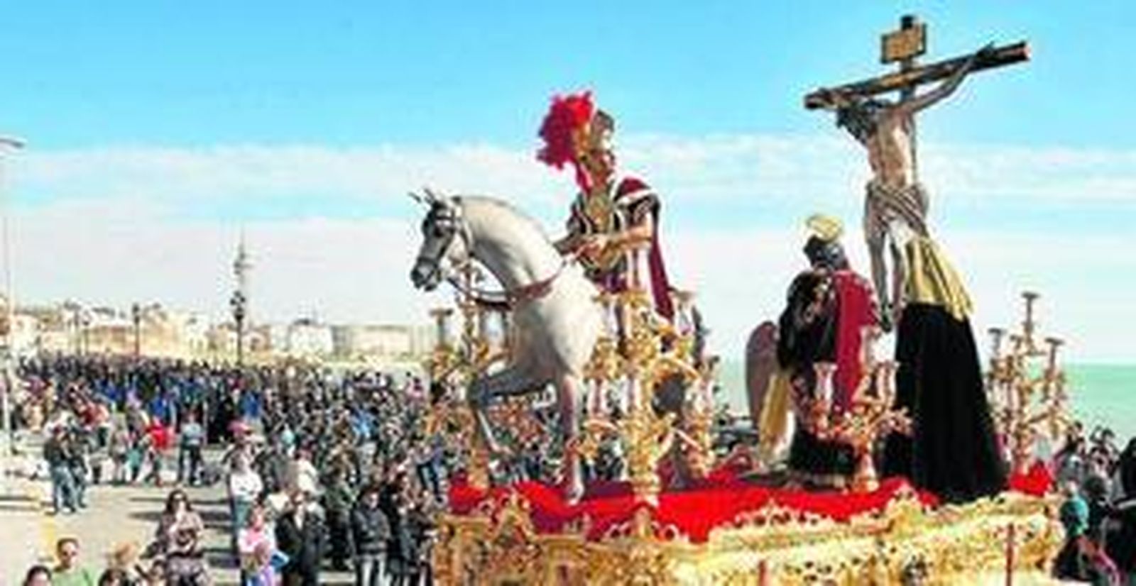 El paso de misterio de Las Aguas enfila la calle Arquitecto Acero después de cruzar el Campo del Sur con el sol que reinó en el día de ayer.