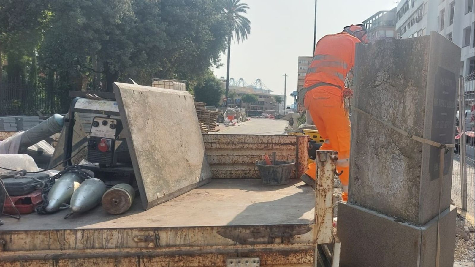El Ayuntamiento de Algeciras retira el monumento a Artillería, este miércoles.