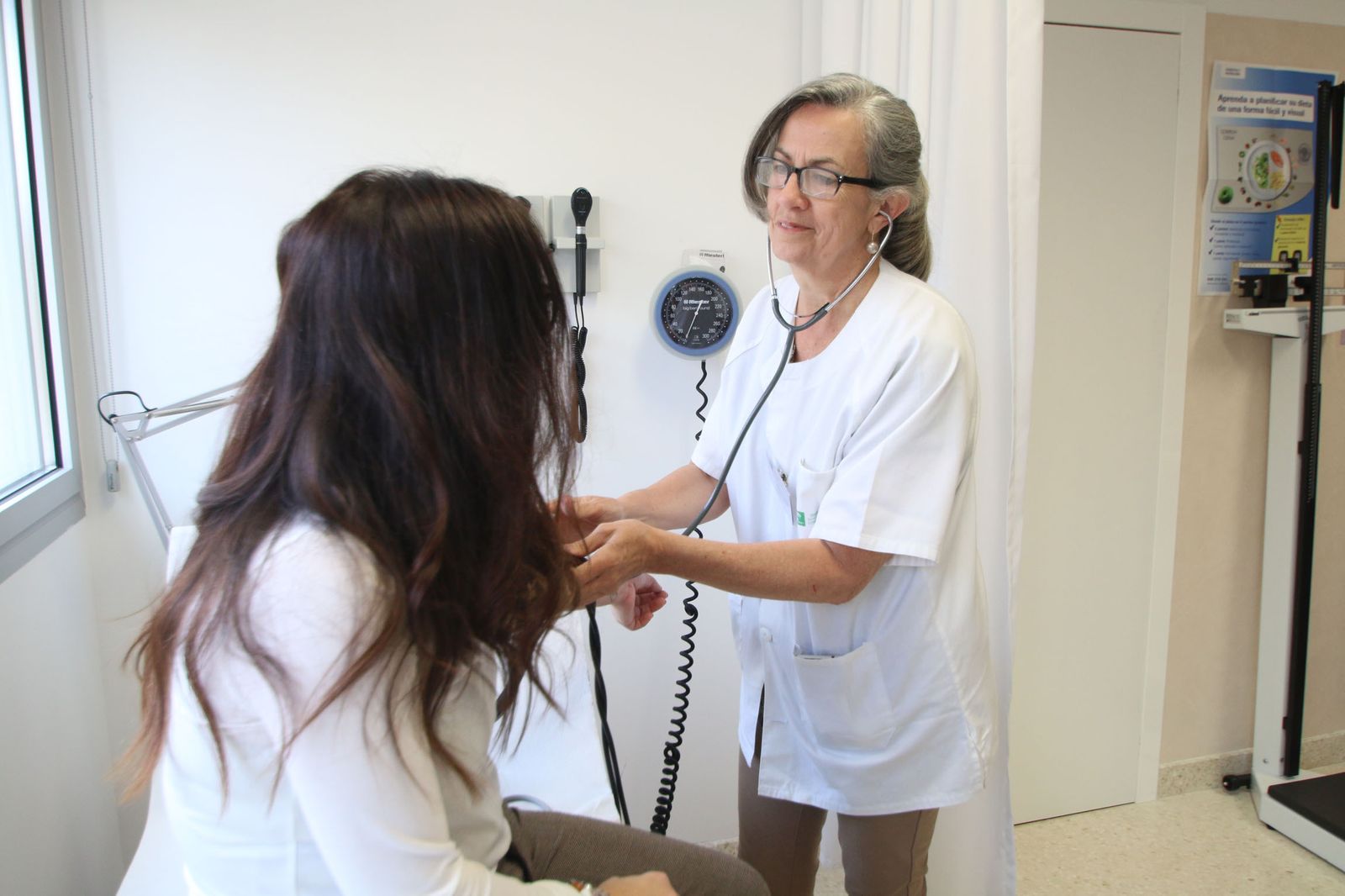 Una enfermera durante una asistencia en uno de los box del Centro de Salud de la Vega de Acá (Almería).