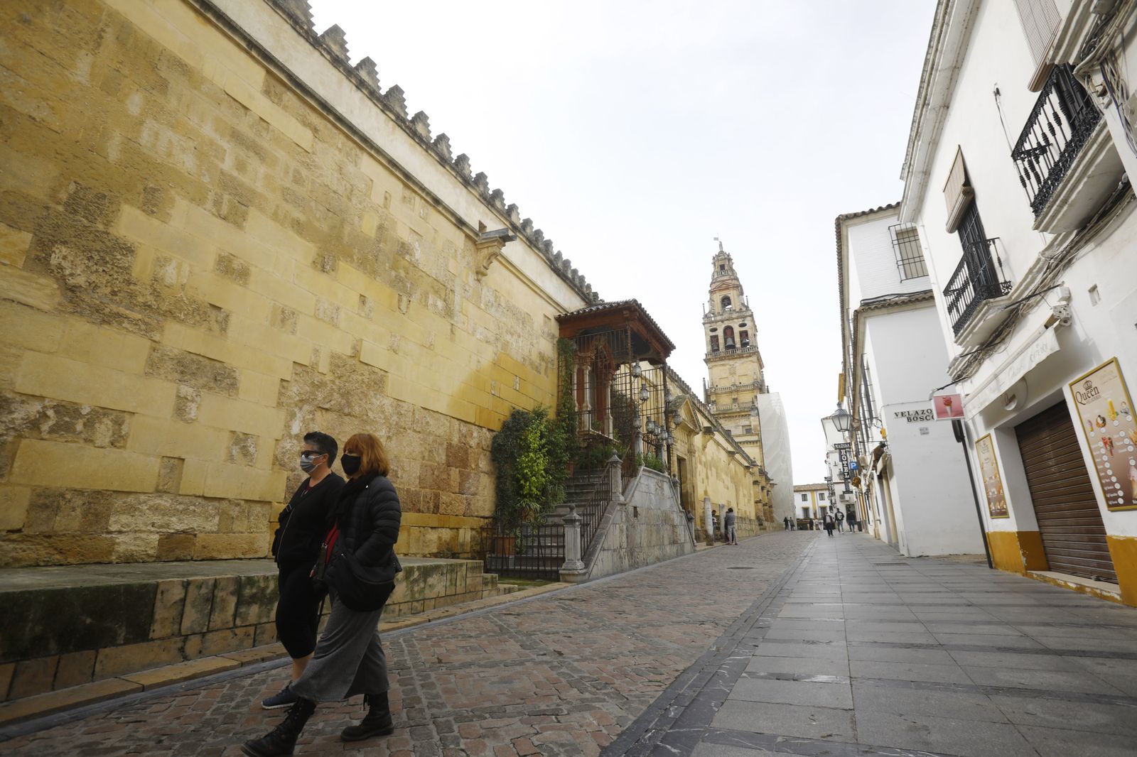 El buen tiempo llena las calles y terrazas en el primer día del Puente de Andalucía en Córdoba