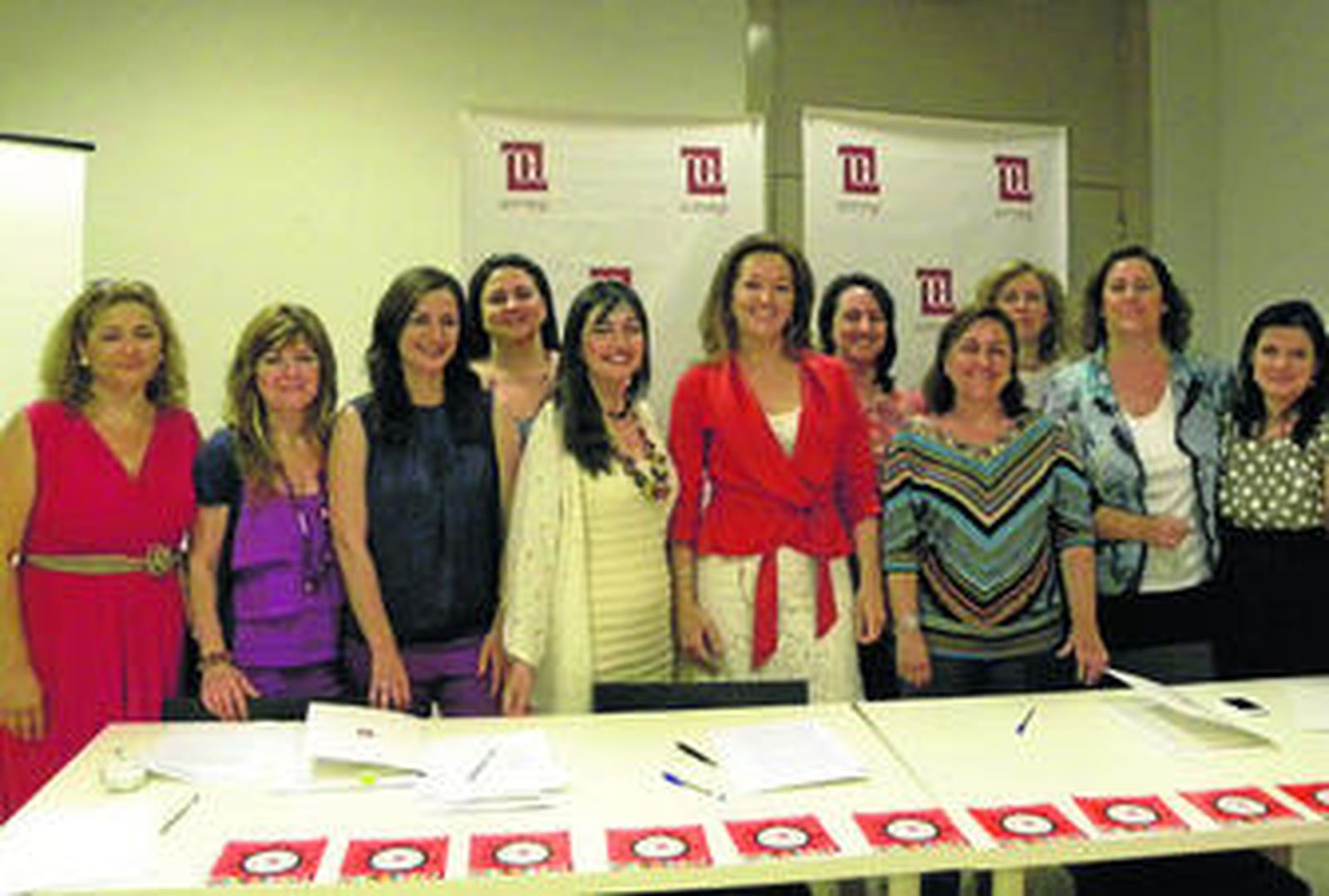 Nuria Sánchez Perdigones (la sexta por la izquierda), junto al resto de la nueva junta directiva de la AMEP.