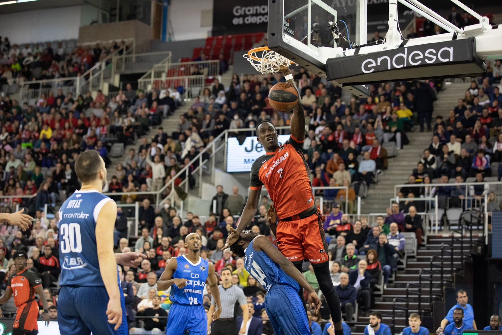 Niang realiza un mate.