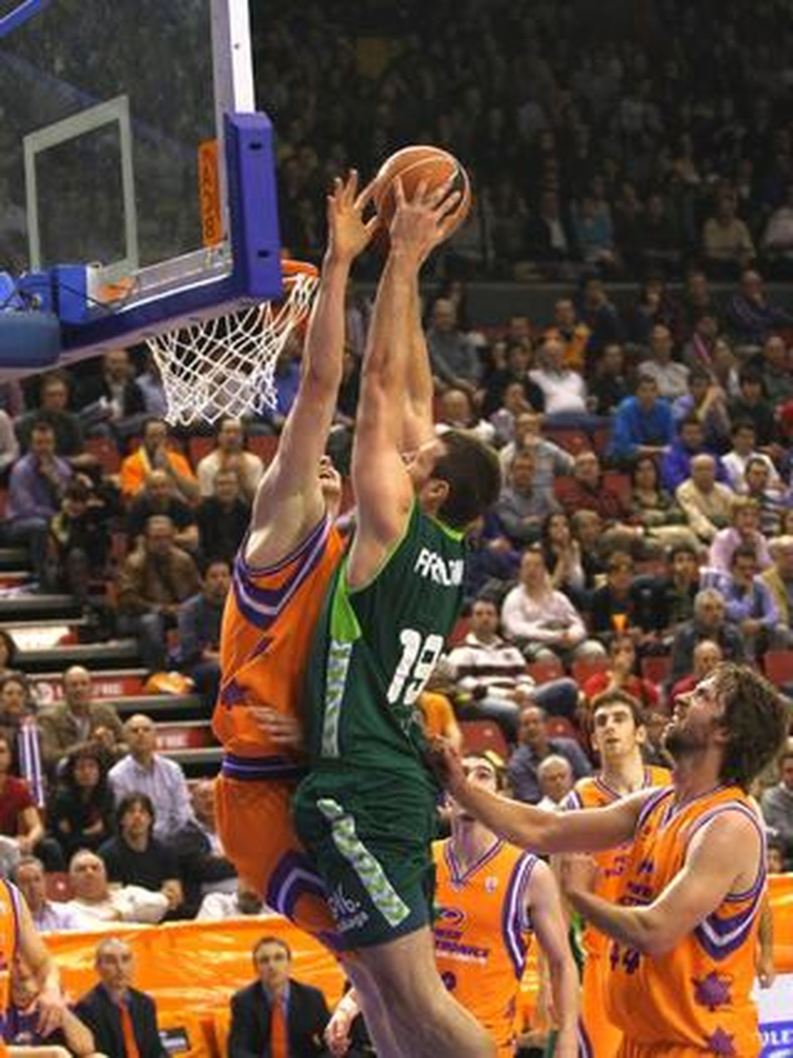 El Unicaja cae ante el Valencia lastrado por una mala primera parte. / LOF