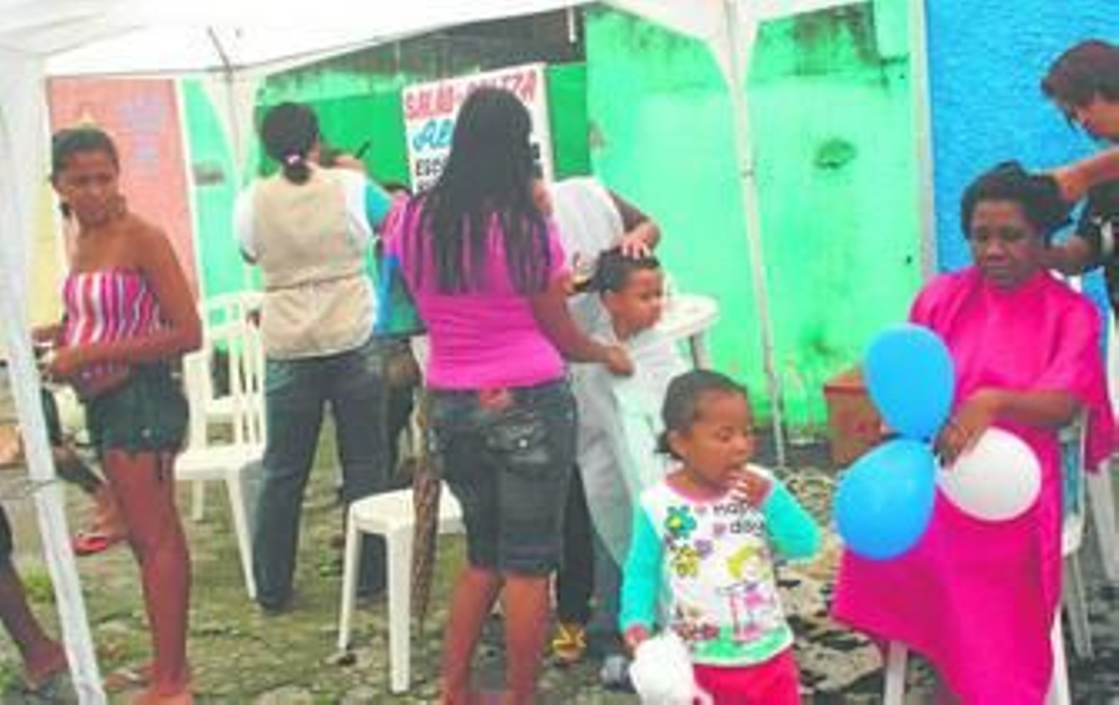 Salón de belleza al aire libre en Bangú (Río de Janeiro): el ambiente en el que crece Zezé no ha cambiado mucho en 40 años.
