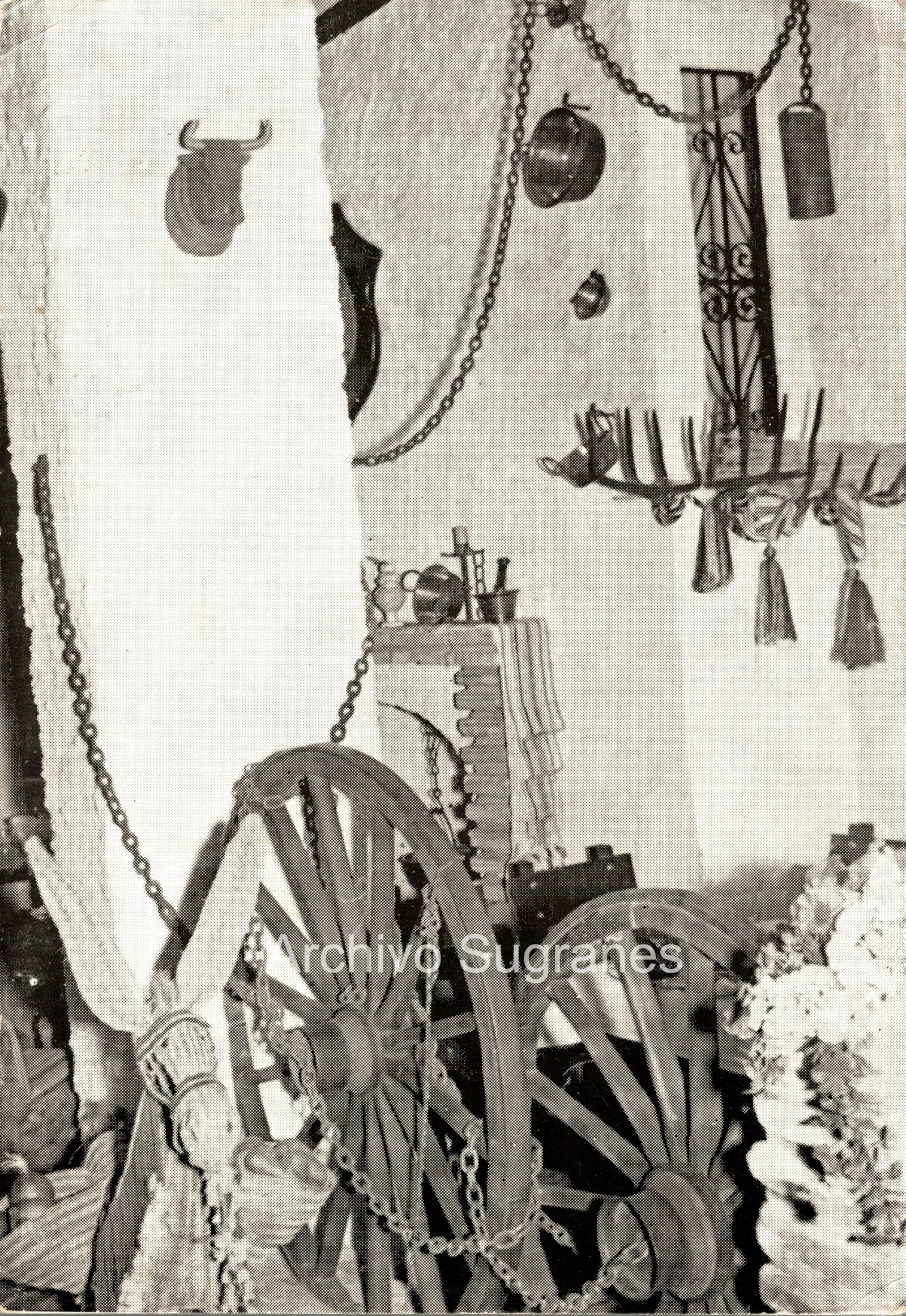 Un rincón del mesón con su original decoración.