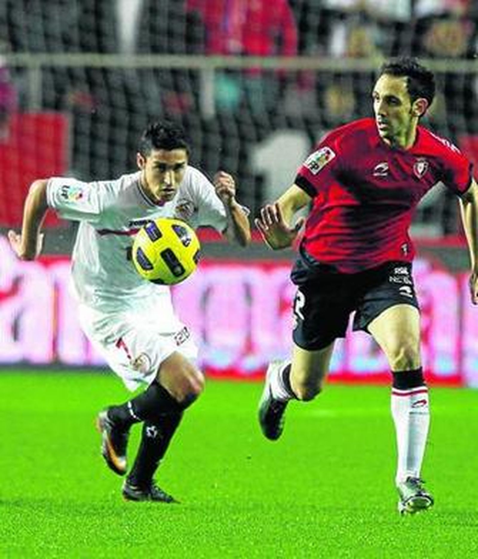 Jesús Navas arranca ante Juanfran sin perder de vista el balón.