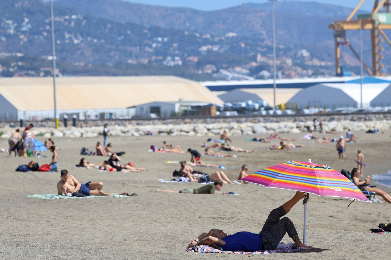 El calor anima el ambiente en las playas de Málaga, este viernes.