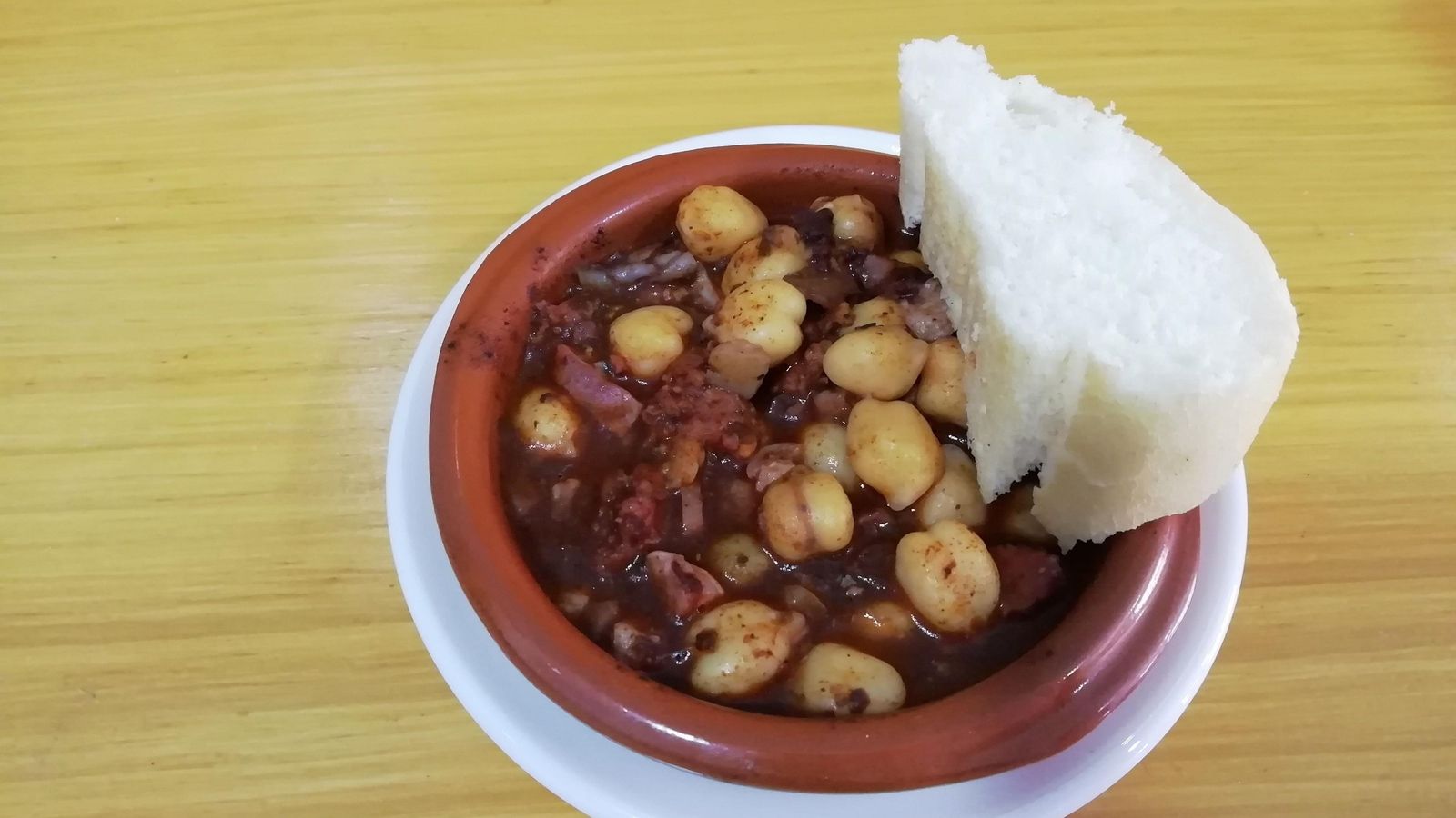 Los guisos también están presentes entre las tapas de la casa. Los guisos también están presentes entre las tapas de la casa.