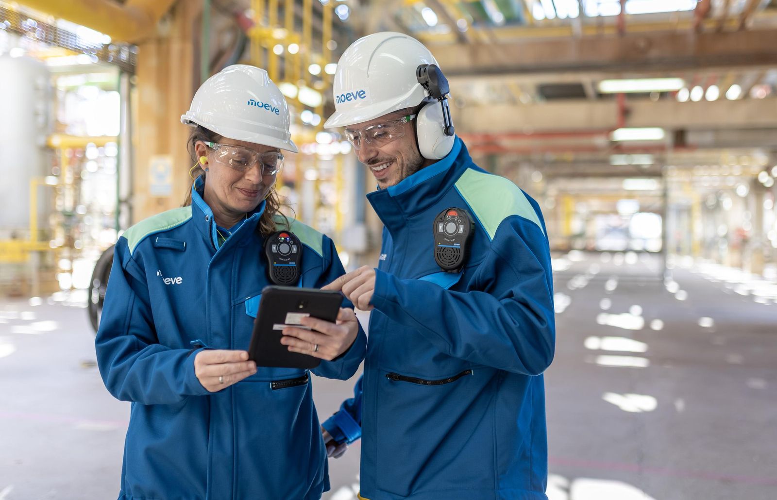 Una conversación entre dos técnicos de Moeve en el parque energético de La Rábida.