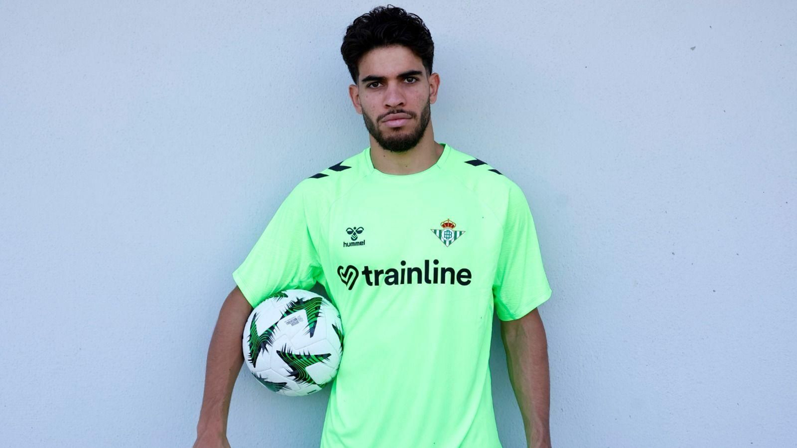 Abde posa para la cámara de Diario de Sevilla en la ciudad deportiva