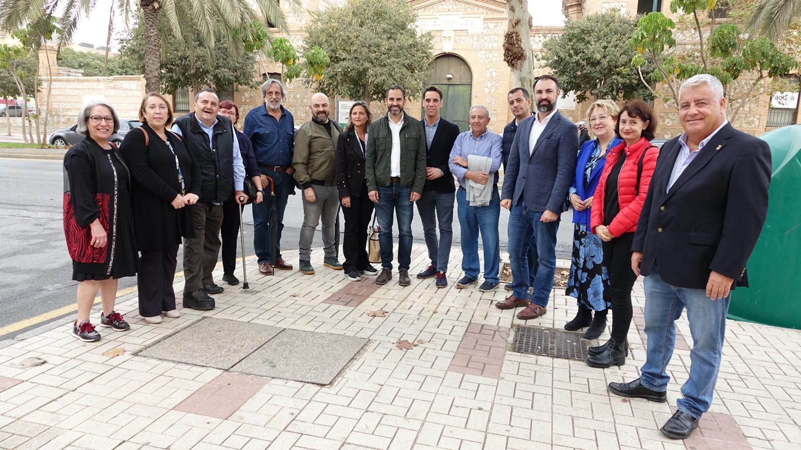 El Grupo Municipal Socialista junto a colectivos de la zona de Cruz de Humilladero. El Grupo Municipal Socialista junto a colectivos de la zona de Cruz de Humilladero.