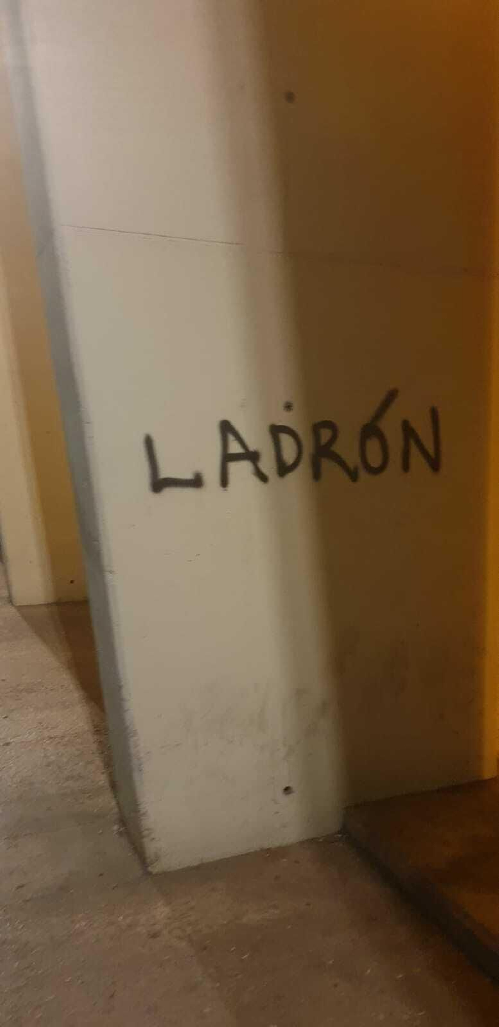 Las fotos de las pintadas contra el jeque en La Rosaleda