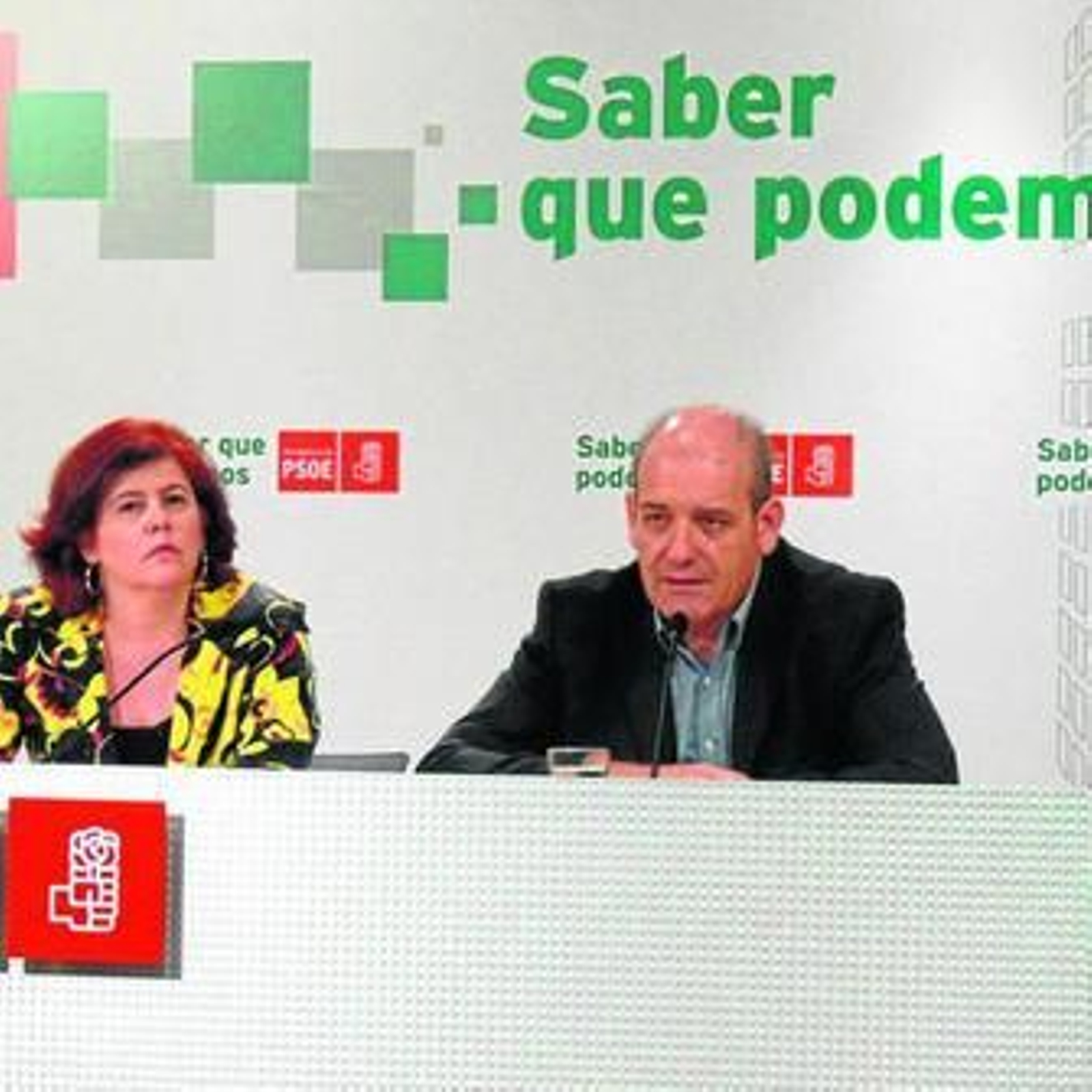Gerardo Sánchez, junto a la secretaria de Política Municipal del PSOE, Elvira Ramón, ayer en la sede socialista.