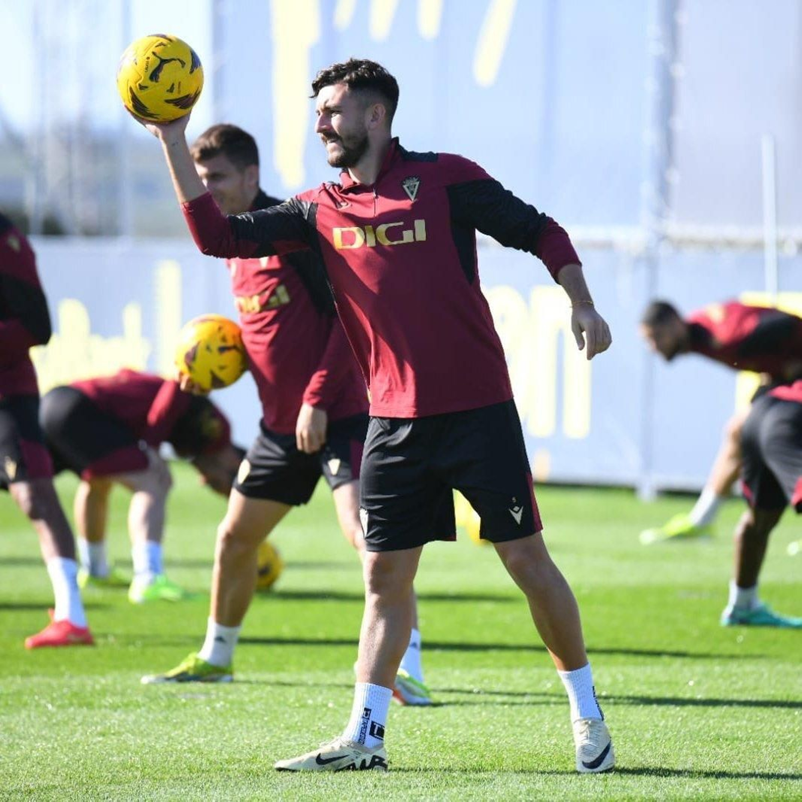 Víctor Chust con el balón en un entrenamiento. Víctor Chust con el balón en un entrenamiento.